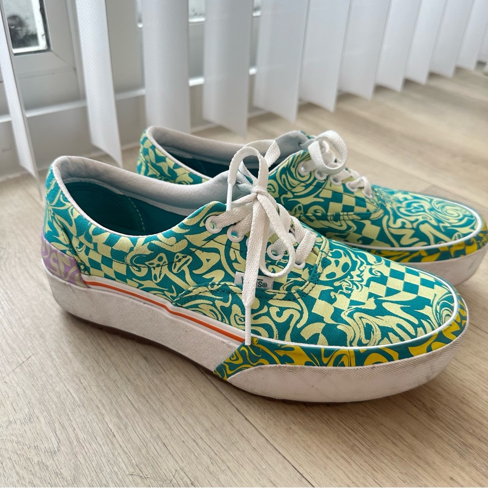 Vans shoes size Women’s 8.5 I used them 3 times excellent condition .See photos